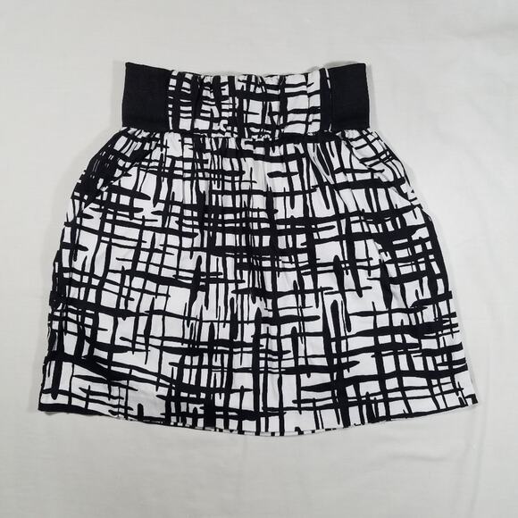 IZ BYER BLACK AND WHITE COTTON WIDE ELASTIC WAIST TWO FRONT POCKETS MINI SKIRT - Picture 1 of 8
